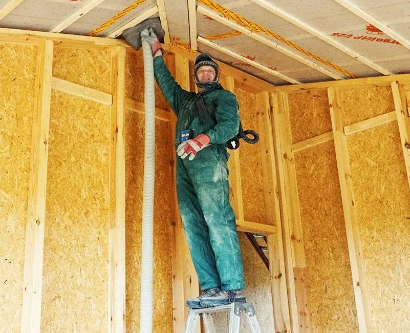 Einblasdämmung - Dämmung bei der Arbeit in Würzburg
